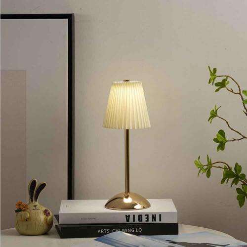 Stolna LED lampa – moderna metalna dekorativna rasvjeta